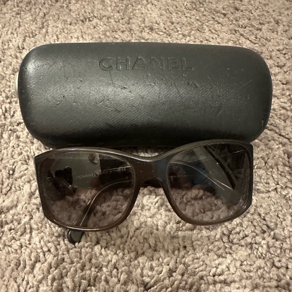 CHANEL VINTAGE GREY PEARL SUNGLASSES - Picture 4 of 4